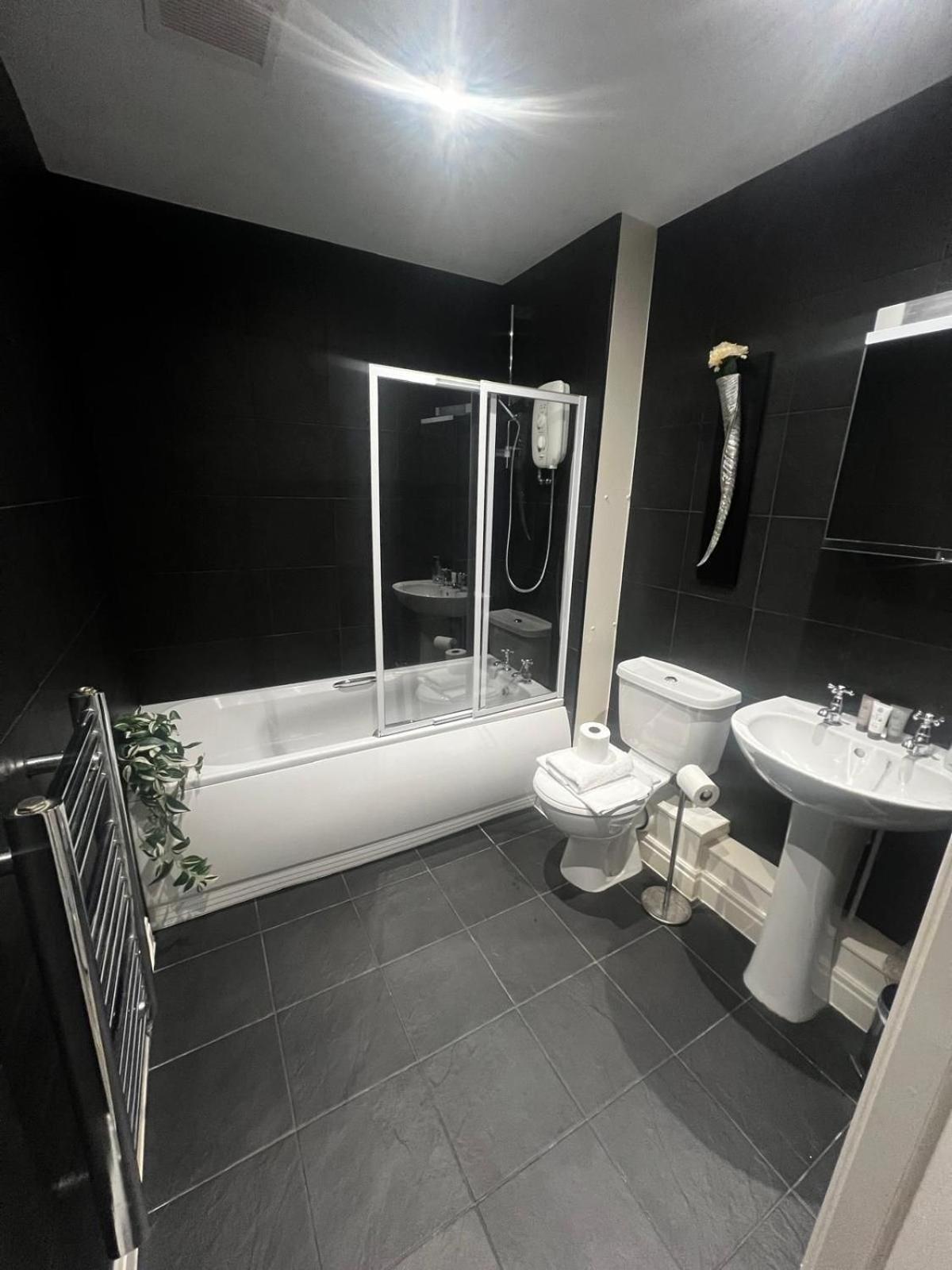 Majestic, Modern & Spacious Harbour-View Apartment With Parking Whitby Luaran gambar