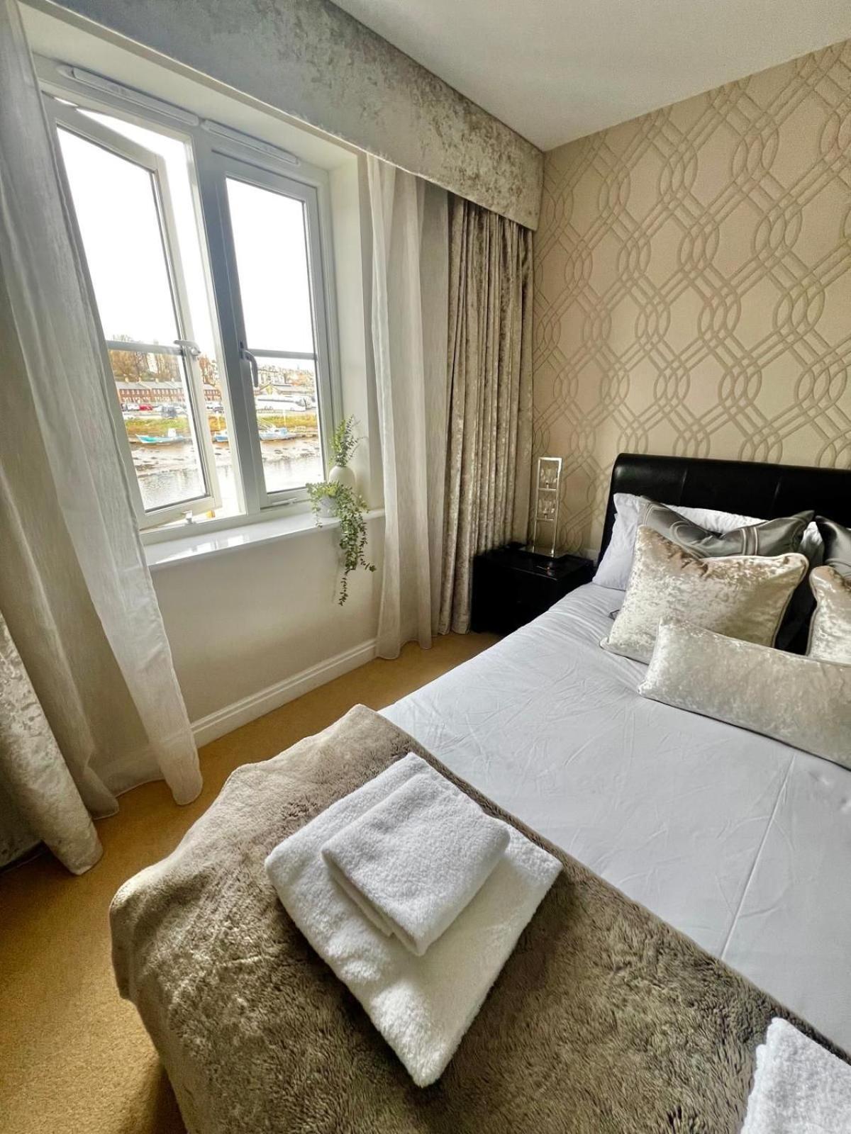 Majestic, Modern & Spacious Harbour-View Apartment With Parking Whitby Luaran gambar