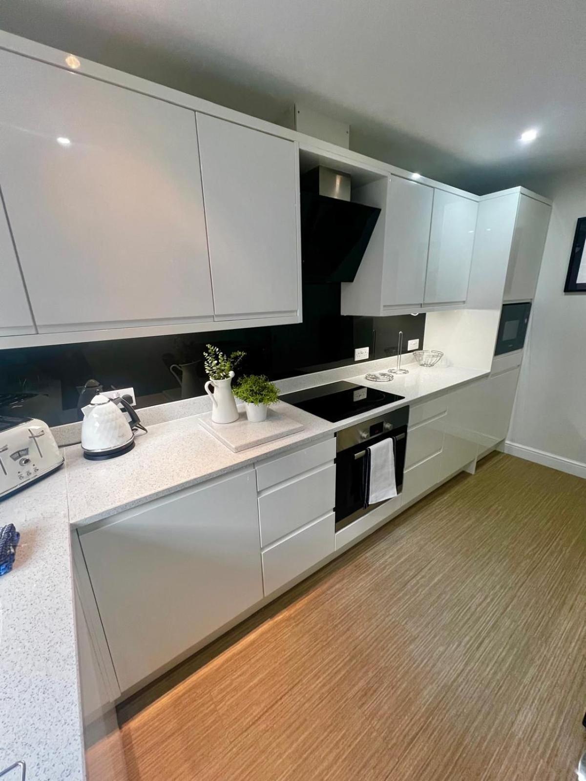 Majestic, Modern & Spacious Harbour-View Apartment With Parking Whitby Luaran gambar
